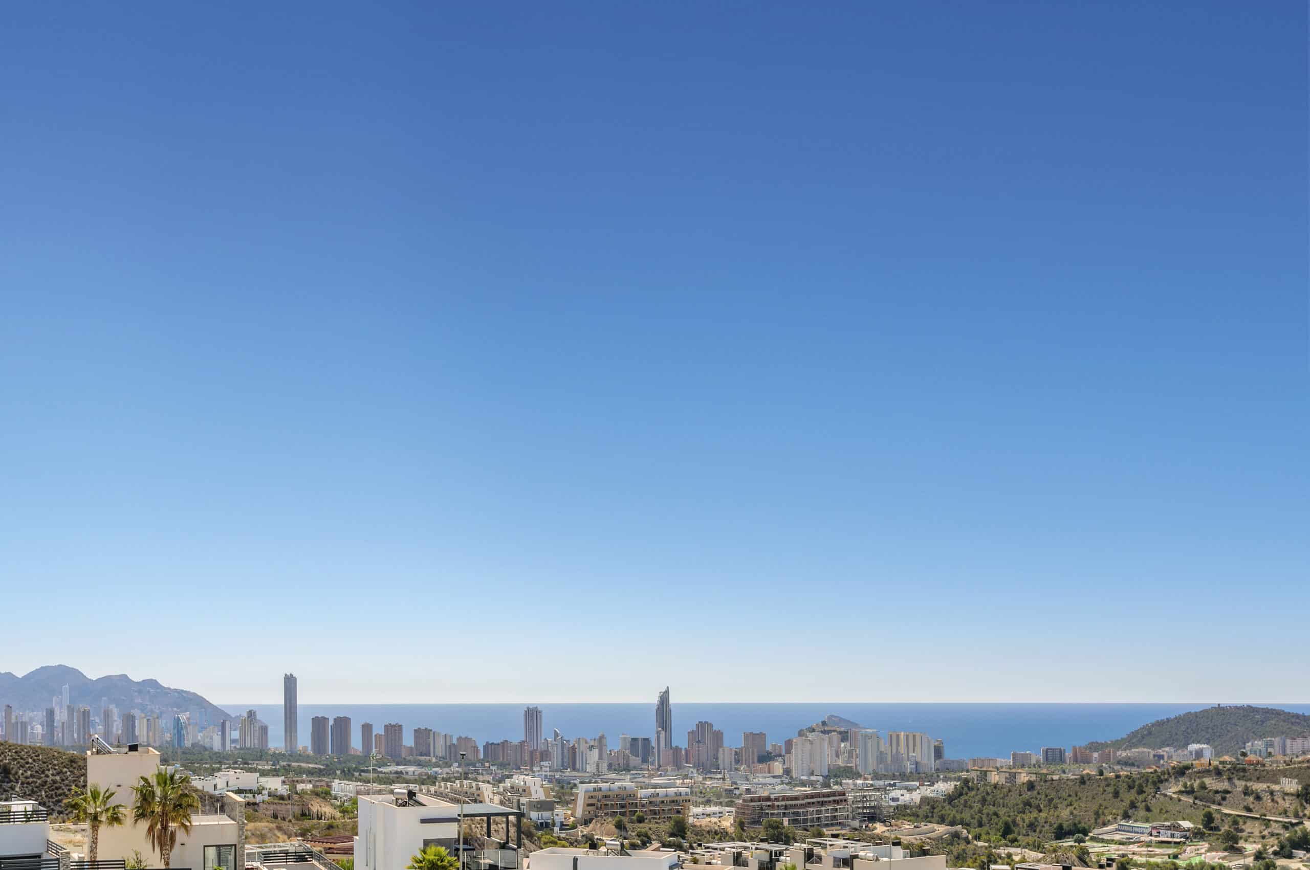 Villa med privat hage og romslig terrasse med panoramautsikt