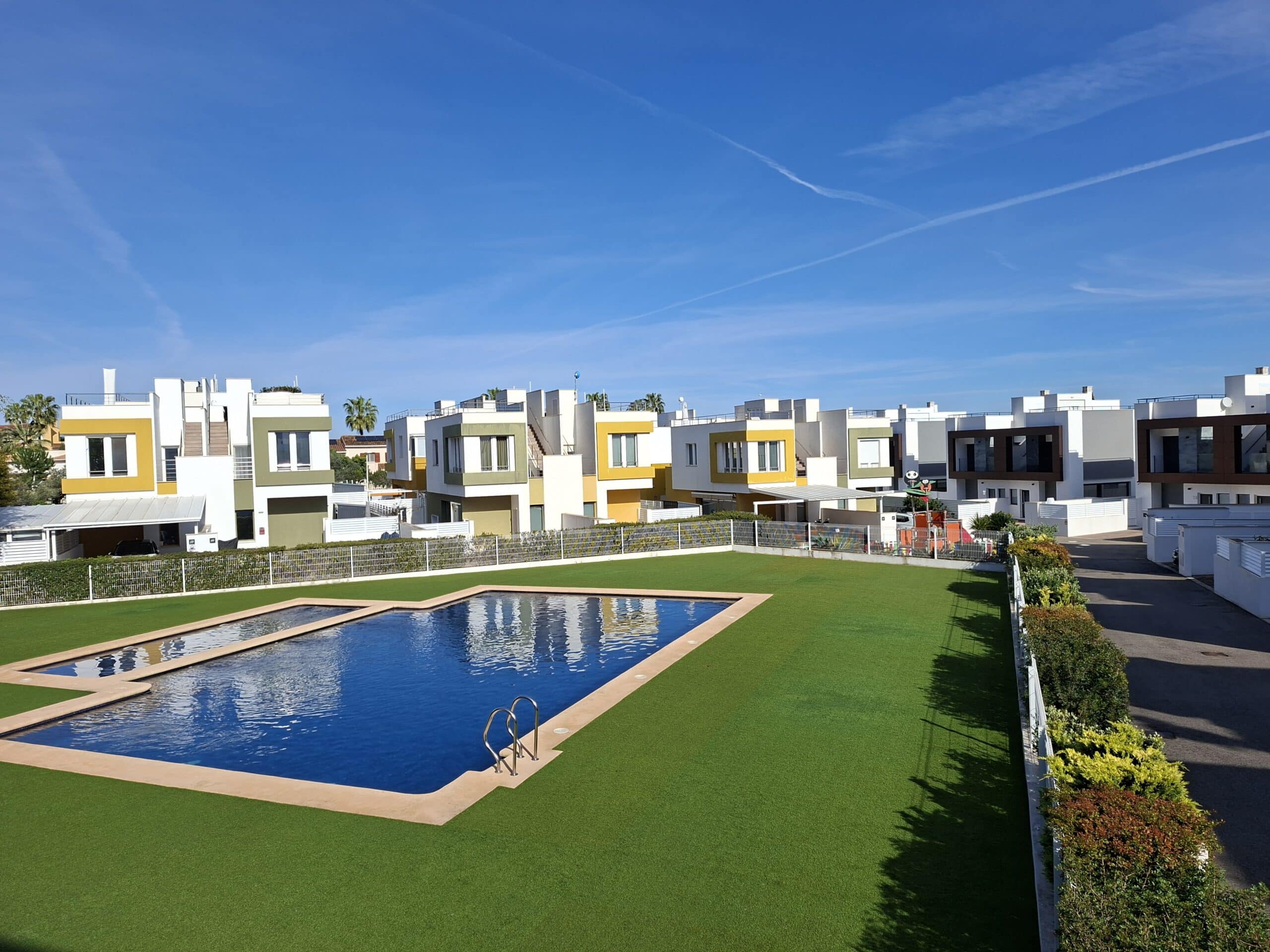 Romslig villa med utsikt over Montgó, bare et steinkast fra havet og sentrum av Denia.