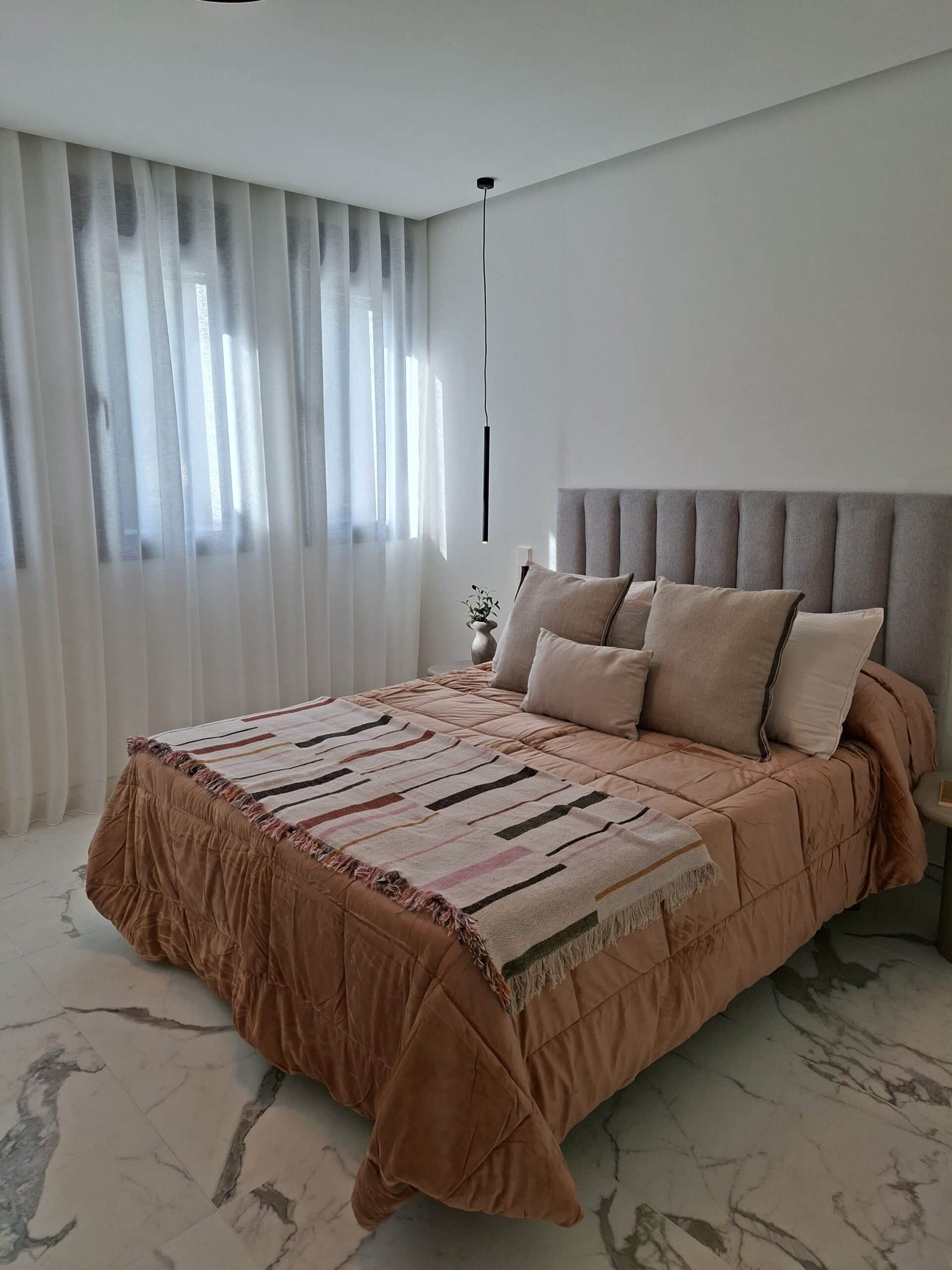 Romslig villa med utsikt over Montgó, bare et steinkast fra havet og sentrum av Denia.