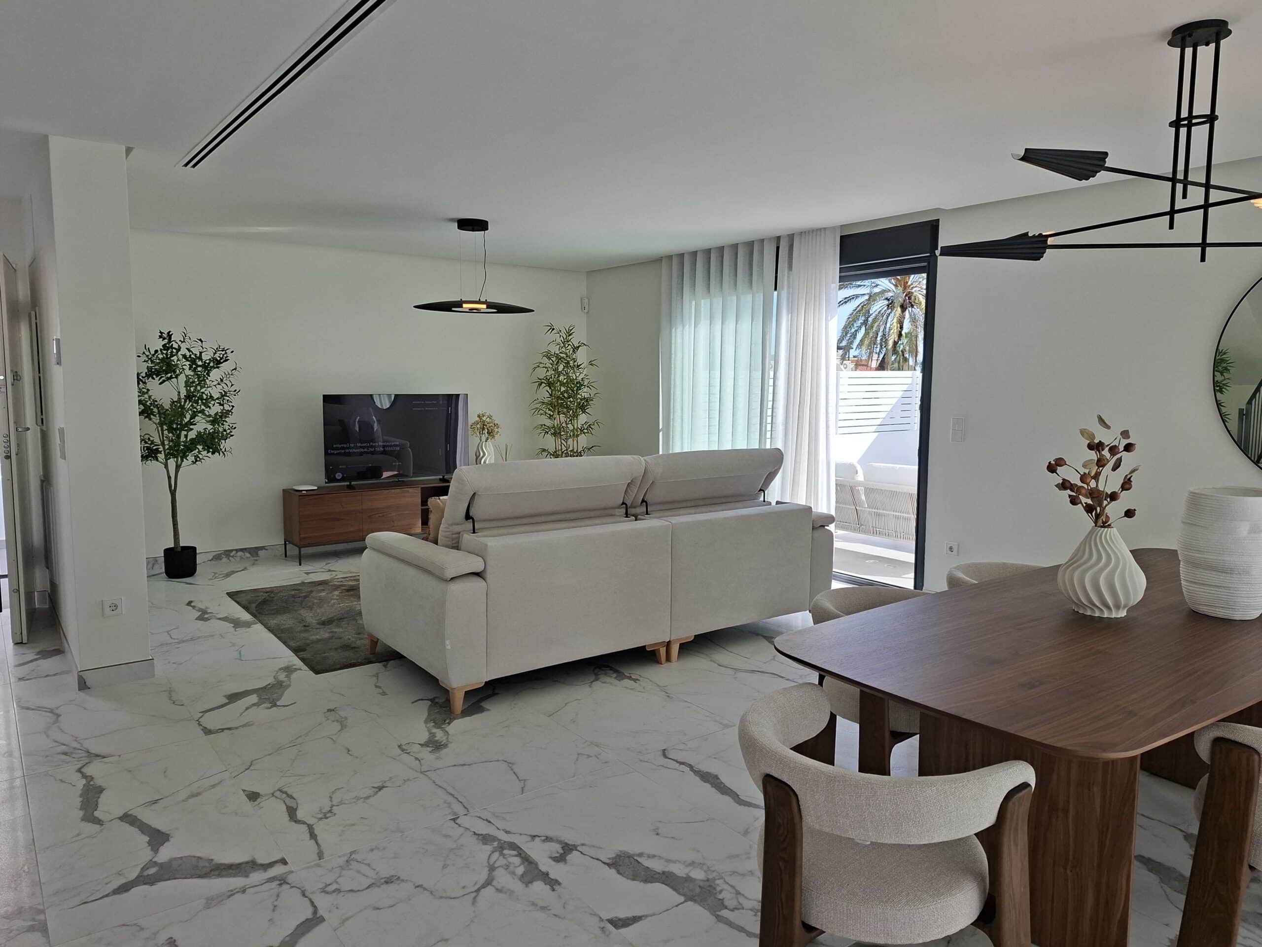 Romslig villa med utsikt over Montgó, bare et steinkast fra havet og sentrum av Denia.