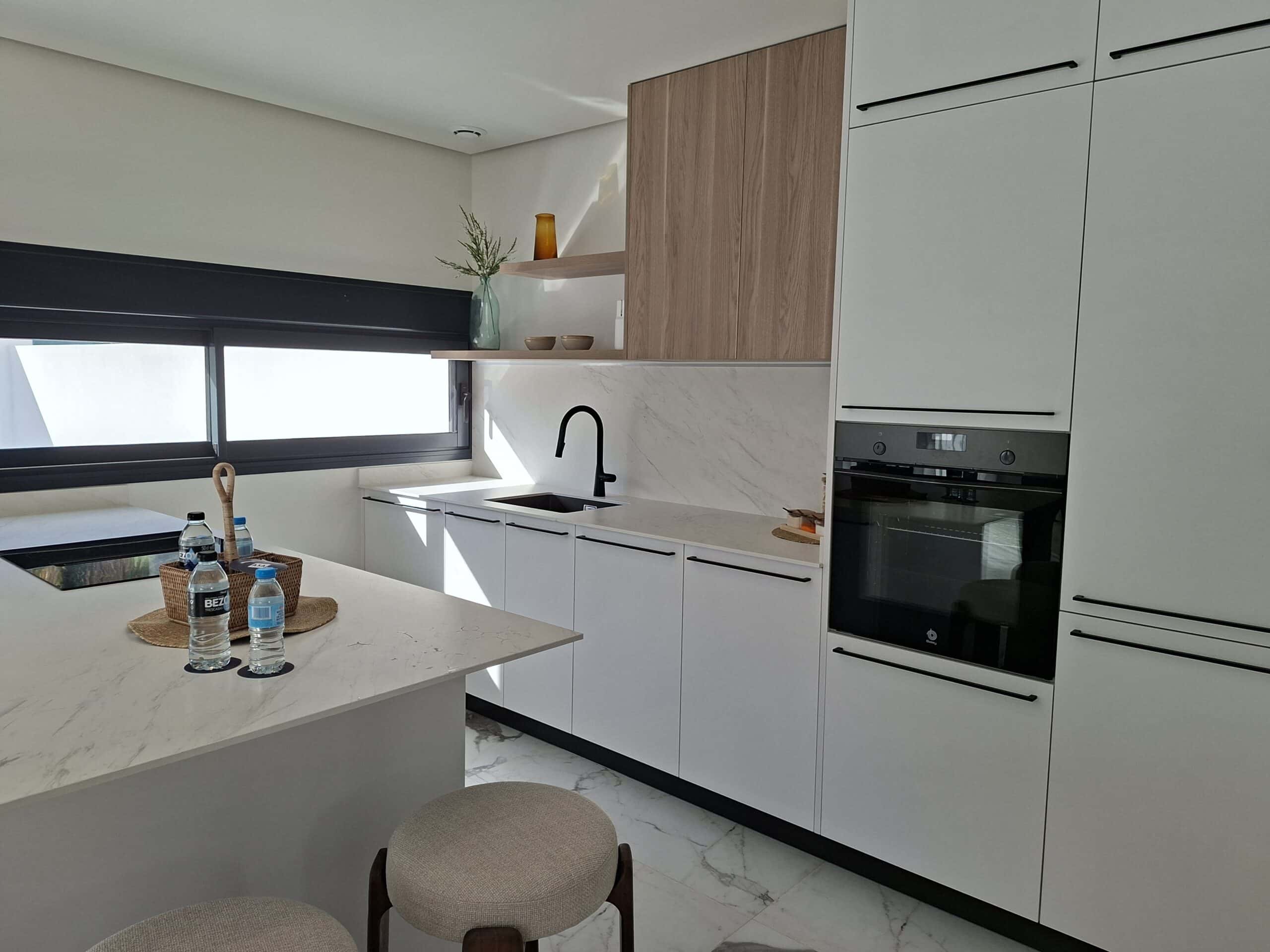 Romslig villa med utsikt over Montgó, bare et steinkast fra havet og sentrum av Denia.