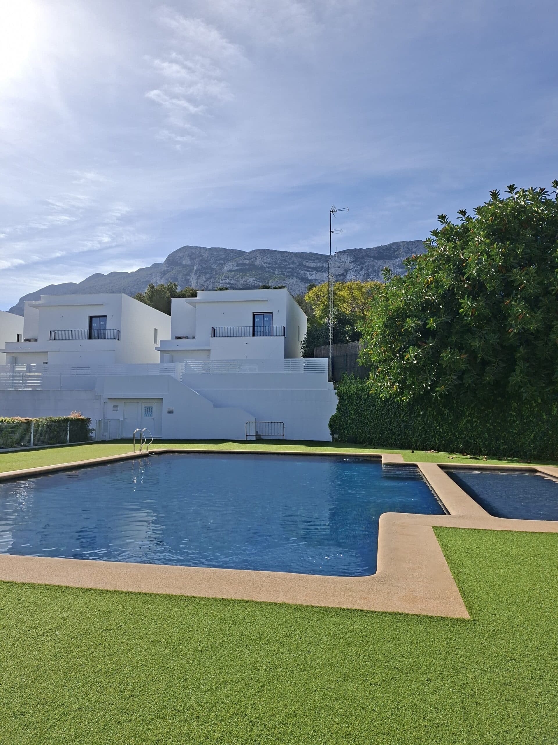 Romslig villa med utsikt over Montgó, bare et steinkast fra havet og sentrum av Denia.