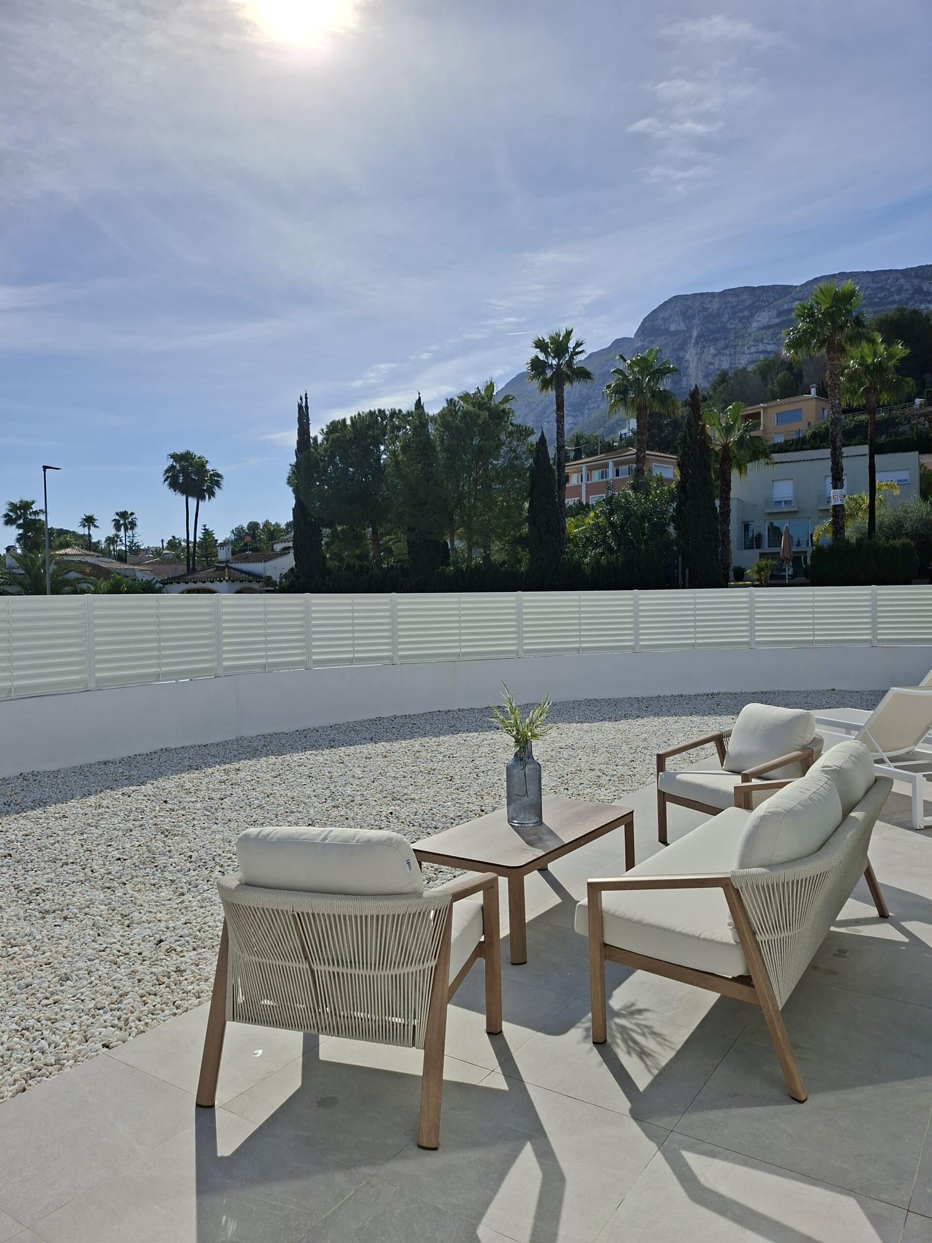 Romslig villa med utsikt over Montgó, bare et steinkast fra havet og sentrum av Denia.