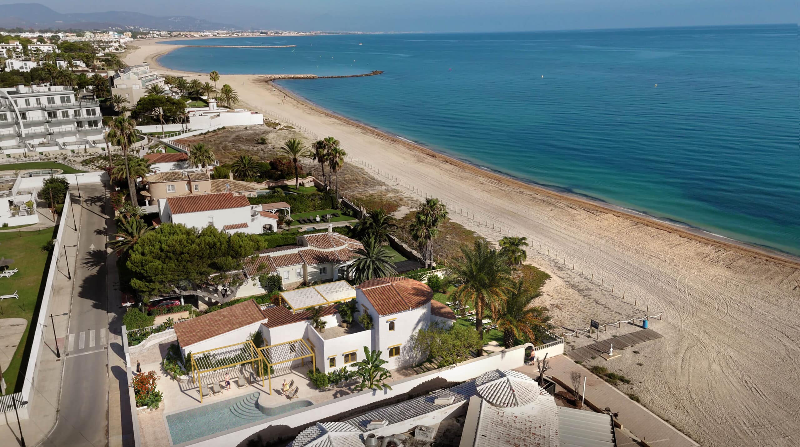 Stilfulle rekkehus omgitt av natur, med fokus på luksus og bærekraft.