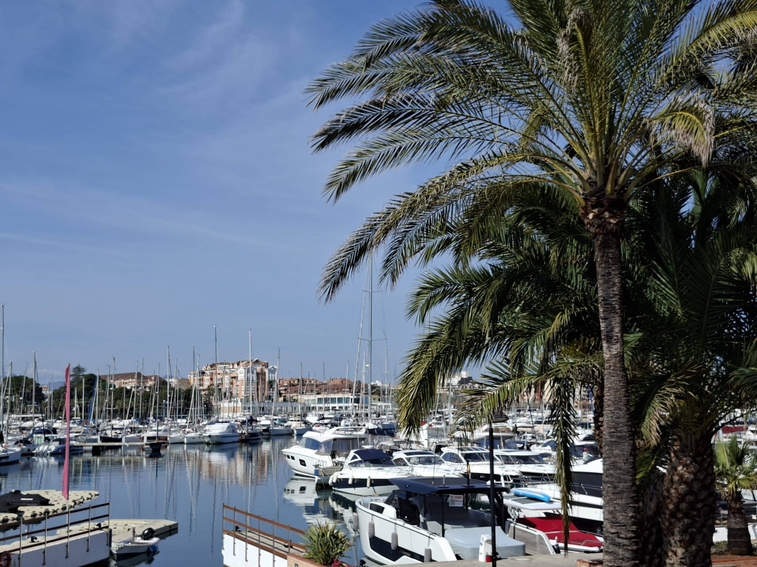 Romslig villa med utsikt over Montgó, bare et steinkast fra havet og sentrum av Denia.