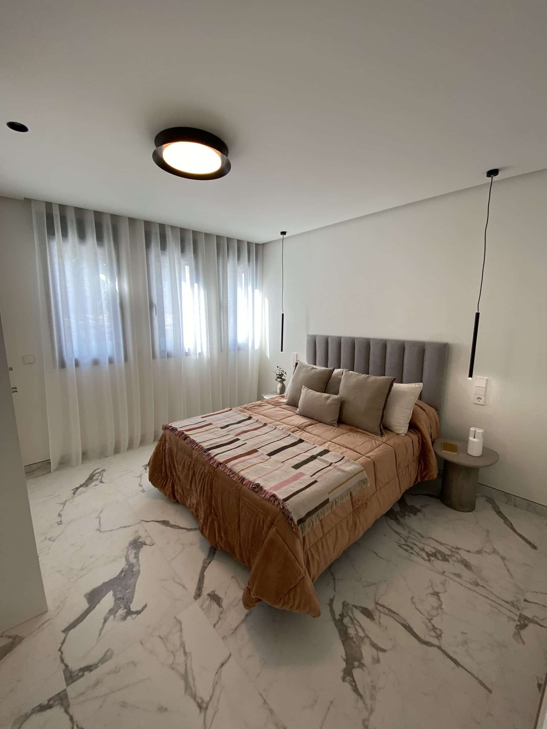 Romslig villa med utsikt over Montgó, bare et steinkast fra havet og sentrum av Denia.